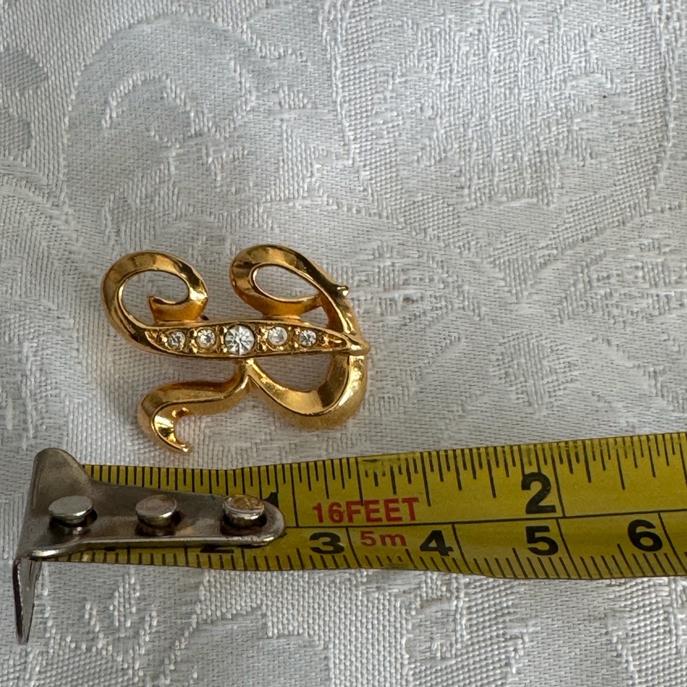 Avon initial R pin - Picture 4 of 5